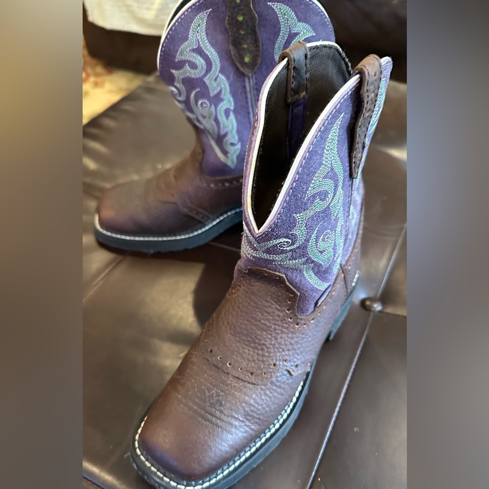 Justin western boot size 7B. Only used once. In excellent condition.